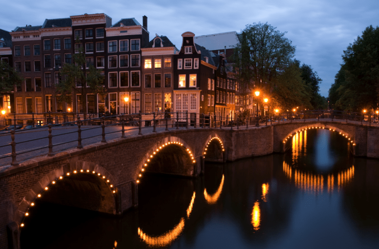 В амстердаме перед бывшим банком установлена светящаяся инсталляция  биткоин адреса